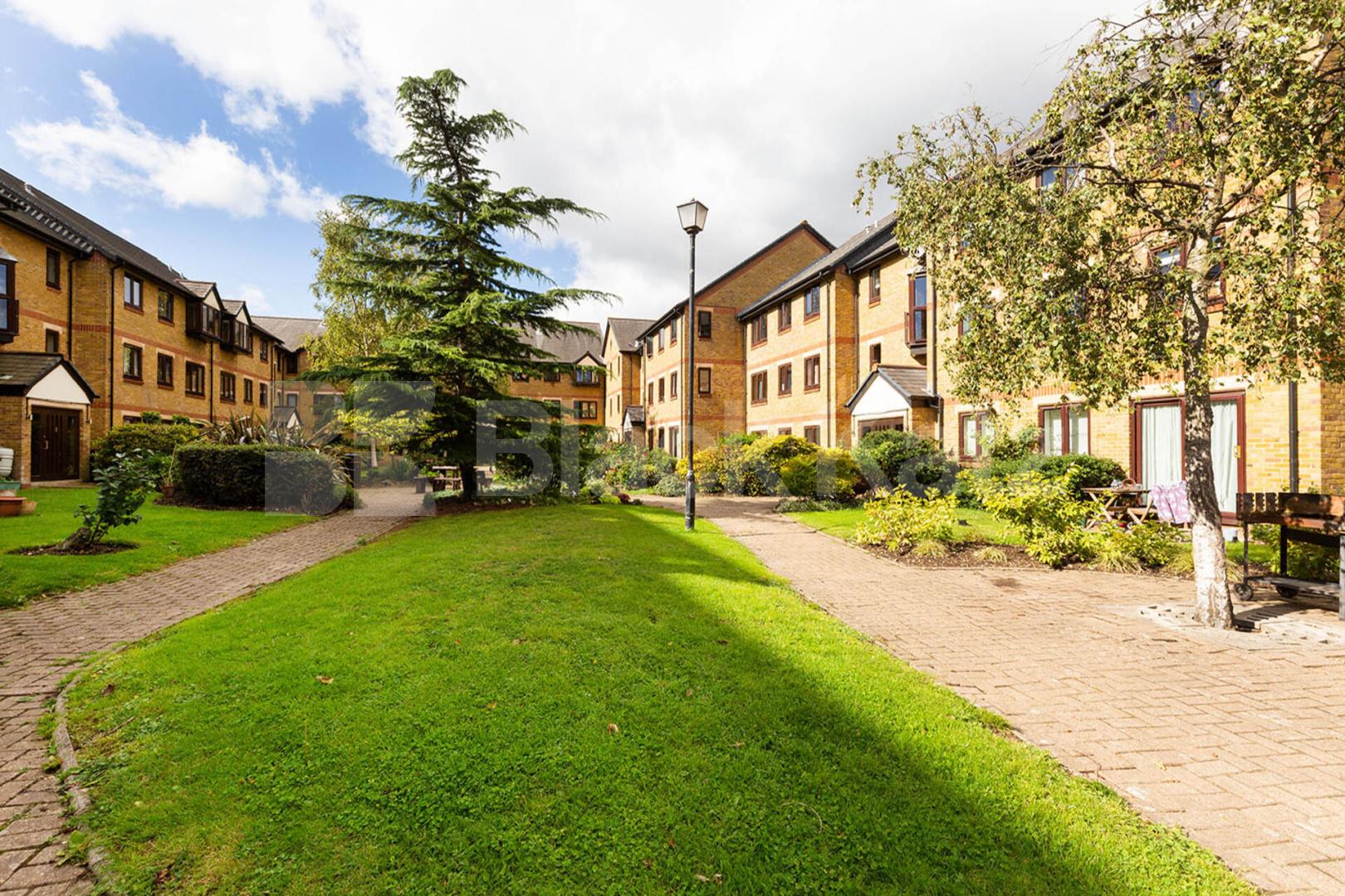Set on the banks of the river lea a beautiful 1 bedroom property Riverside Close, Clapton 